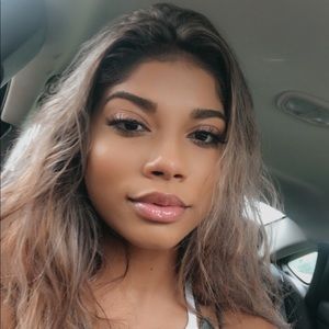 Meet your Posher, Caitlin